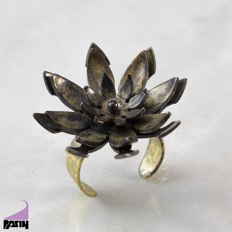 انگشتر برنجی طرح نیلوفر کبود (هشت پر)