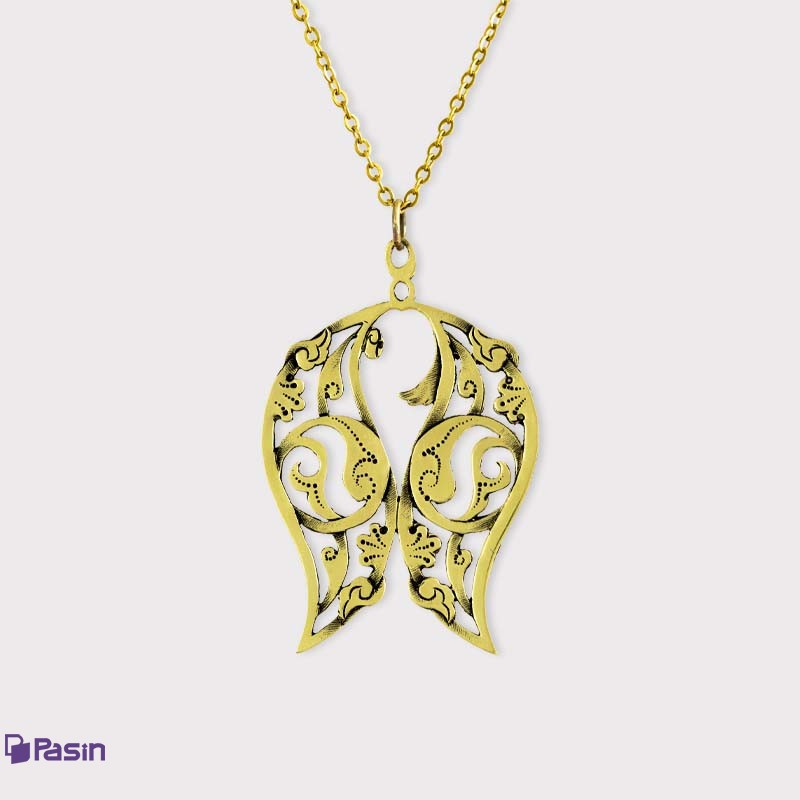 گردن‌آویز برنجی طرح اسلیمی بادامی که در فضای بین، طرح نبودن یک ماهی را نمایش داداه است.