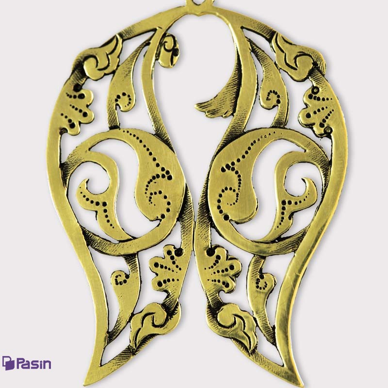 دیتیل گردن‌آویز برنجی طرح اسلیمی بادامی که در فضای بین، طرح نبودن یک ماهی را نمایش داداه است.