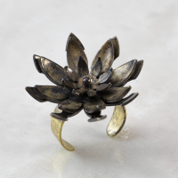 انگشتر برنجی طرح نیلوفر کبود (هشت پر)