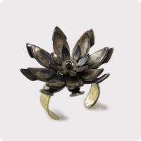 انگشتر برنجی طرح نیلوفر کبود (هشت پر)